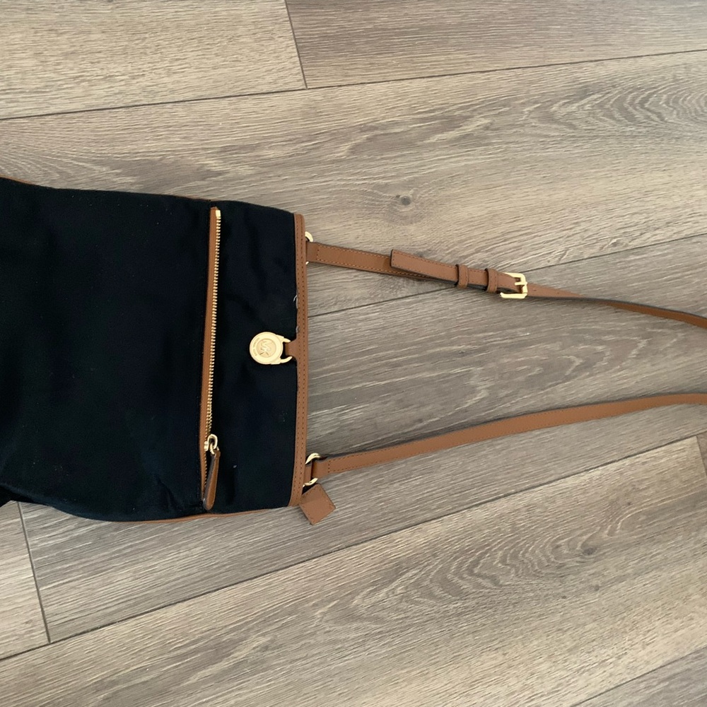 Michael Kors Vinyl Tan Messenger Crossbody Bag Purse W/Leather Adjustable Strap - Picture 5 of 11